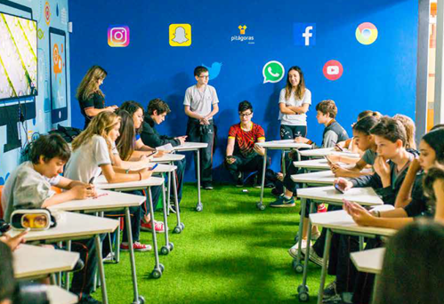 Alunos em apresentação interativa de Geografia, na Sala Google for Education